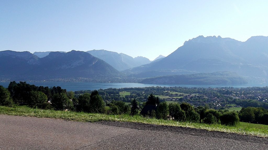 Vue sur le Lac d'Anncecy au cours de l'ascension du versant Nord (photo Alpes4ever)