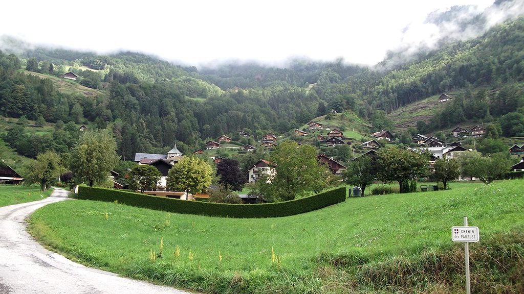 Le village de Queige, pied de l'ascension du versant Nord (photo Alpes4ever)