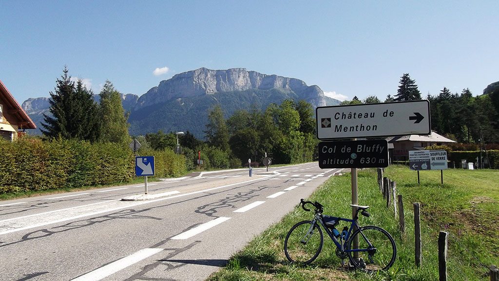 Col de Bluffy. En arrière-plan, la Tête Turpin (1541 m) et sa barre rocheuse (photo Alpes4ever)