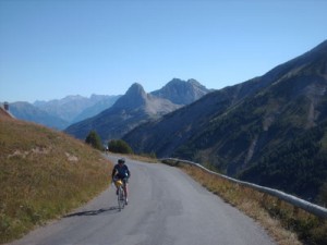 Les derniers mètres du Versant Nord. En arrière-plan, le Pain de Sucre et le Chapeau de Gendarme (photo alpes4ever)