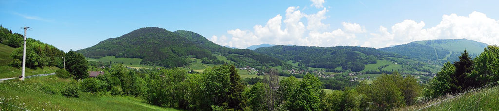 Au sommet, de gauche à droite, jolie vue sur le Mont Forchat, Habère-Poche et la Montagne d'Hirmentaz (photo Alpes4ever).