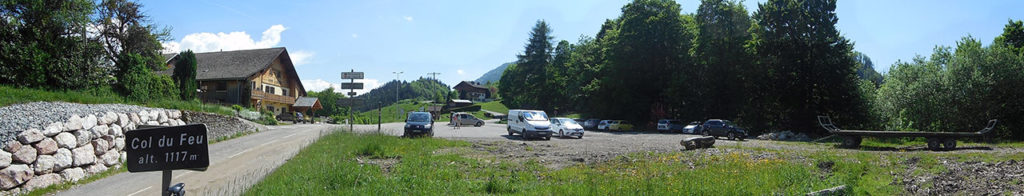 Le panneau du col affiche 1117 m, le Club des Cents Cols le situe à 1120 m (photo Alpes4ever).