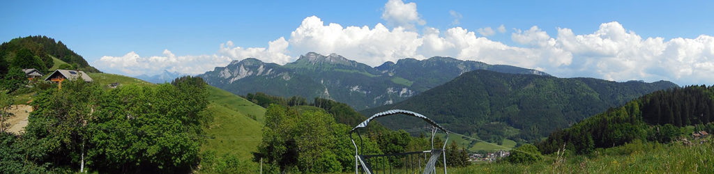 Au sommet du Col du Feu, très belle vue sur plusieurs sommets du Massif du Chablais dont le Mont Billiat au centre (photo Alpes4ever).