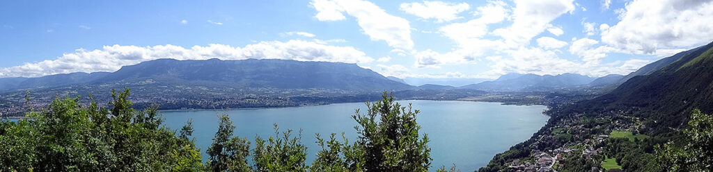 Panorama sur le Lac du Bourget et le Mont Revard depuis les lacets (photo Alpes4ever).